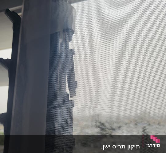 תריסים עם רשת נגד יתושים על חלון